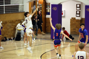 Warriors dominate Cisne in home opener, 96-34