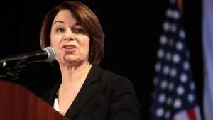 Klobuchar holds polling lead in final week of Minnesota governor race